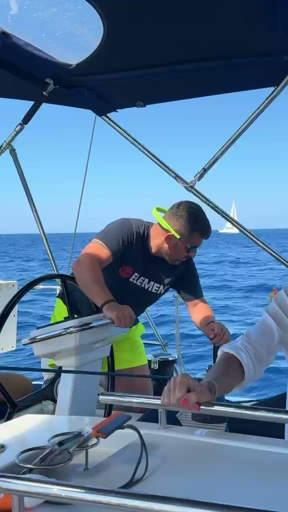 Sergio Cogolludo al timón de un velero en mar abierto